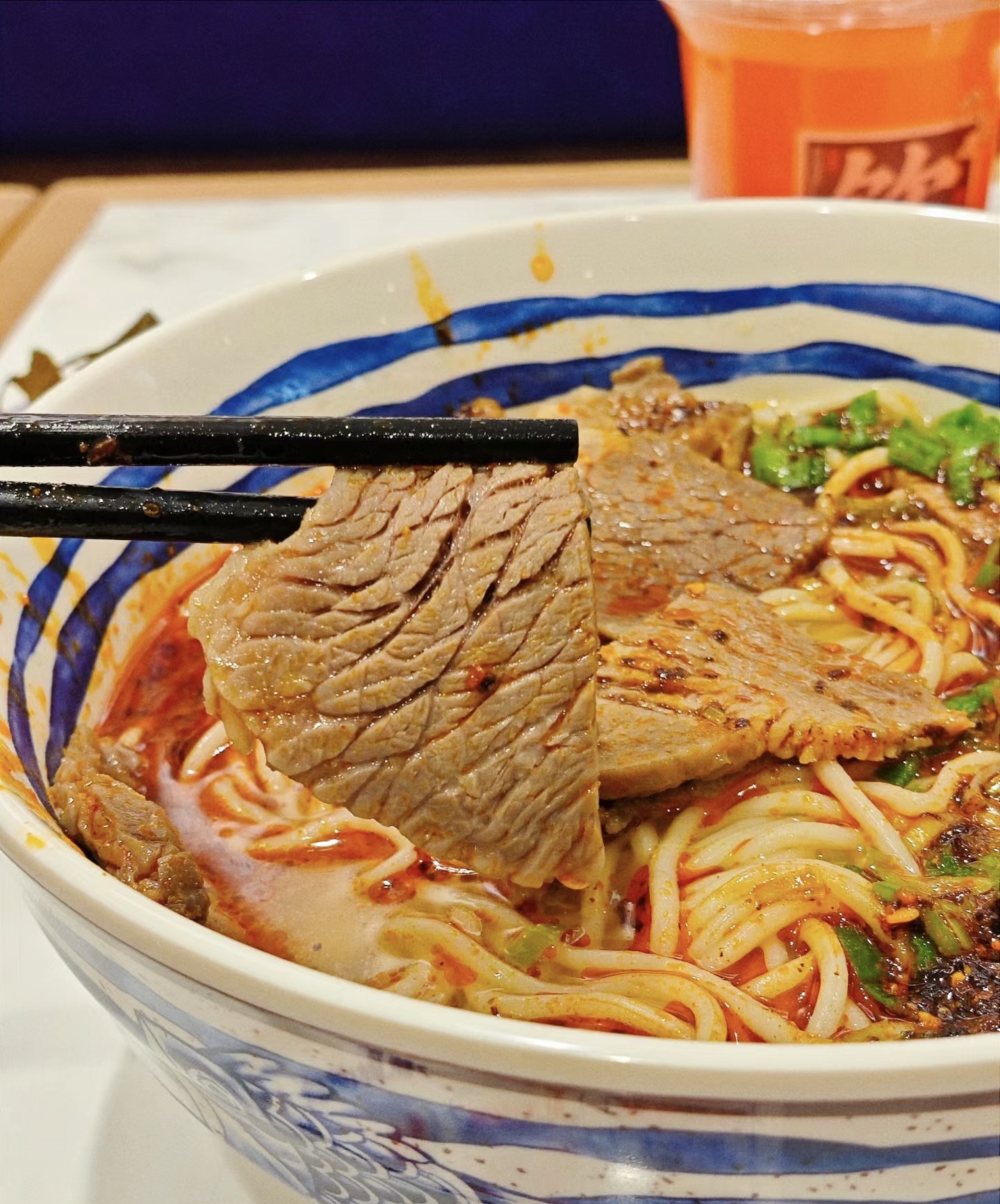 牛骨清汤牛肉面：一大碗热腾腾的牛肉面端上 配图3