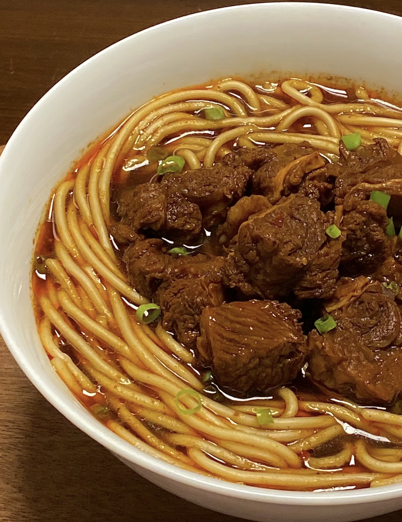 红烧牛肉面，浓郁的红烧汁包裹着筋道面条， 配图2