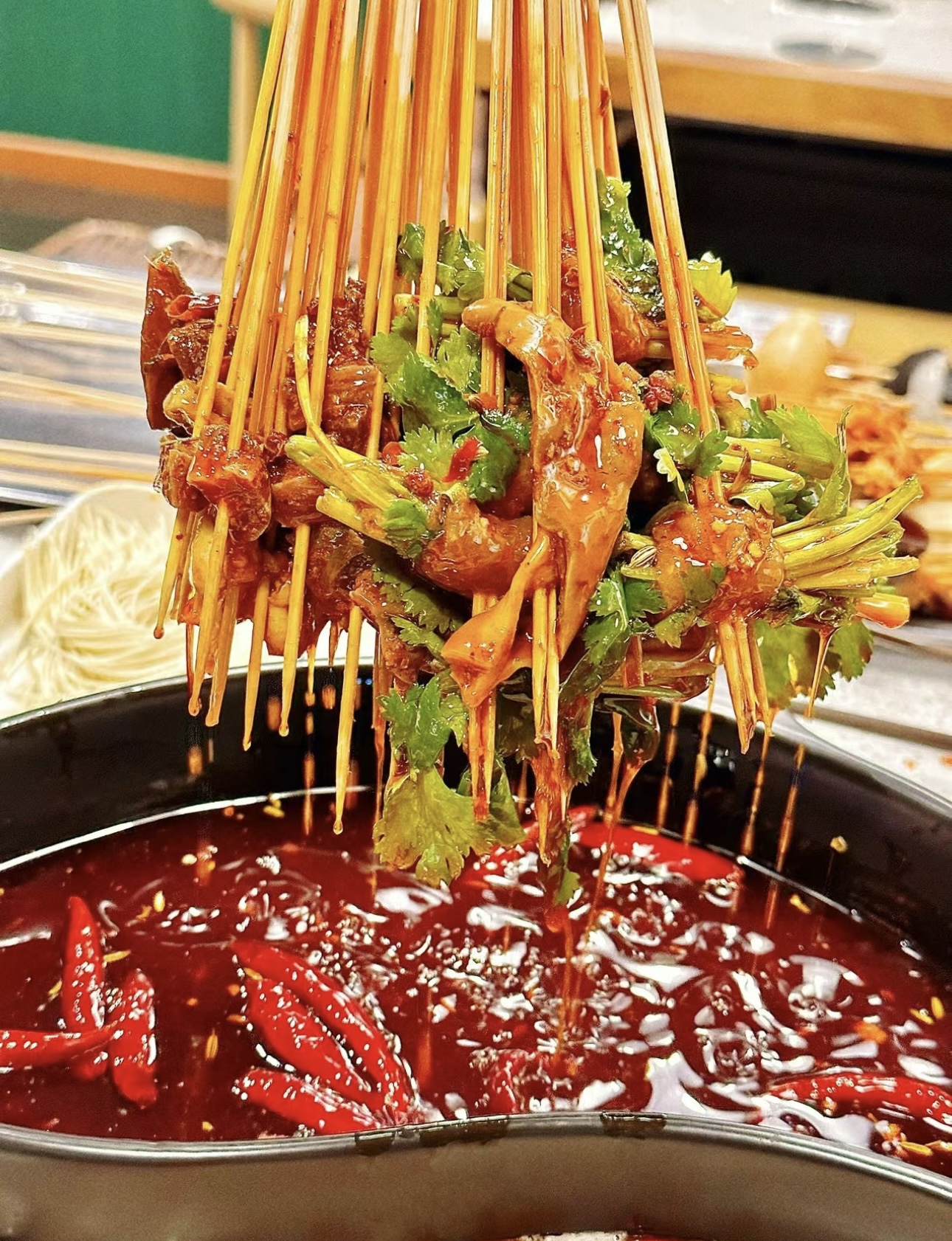 鲜香麻辣的串串火锅，各种食材任您挑选。在 配图1