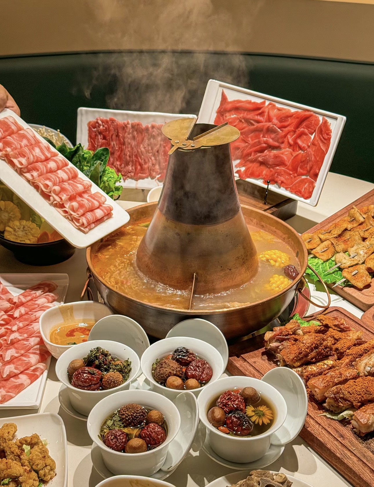 传统铜锅，清水锅底。精选鲜嫩羊肉，一涮即 配图2