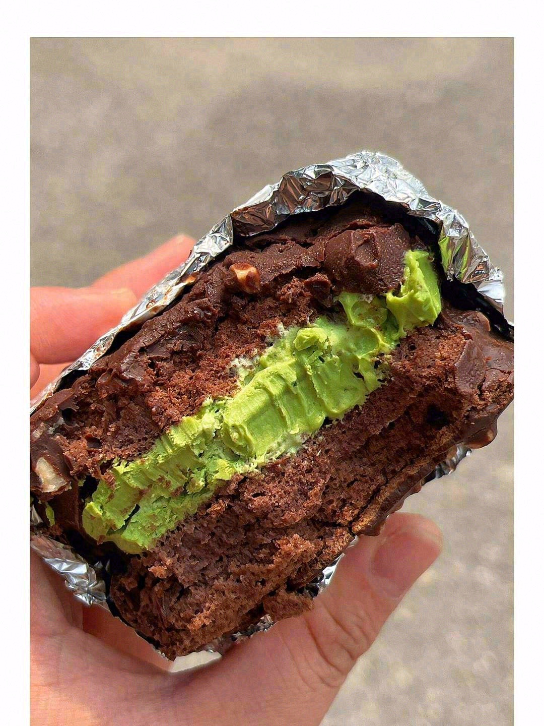 🍫外层的巧克力脆皮裹着松软的蛋糕胚，味道 配图1