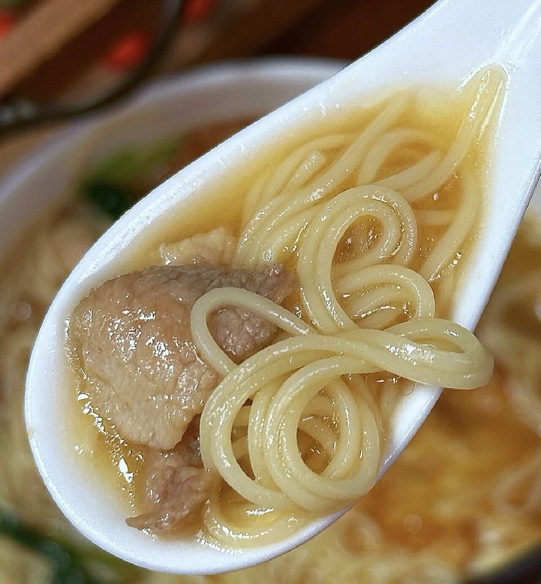 今天的晚餐是一碗热气腾腾的清汤面条，简单 配图1