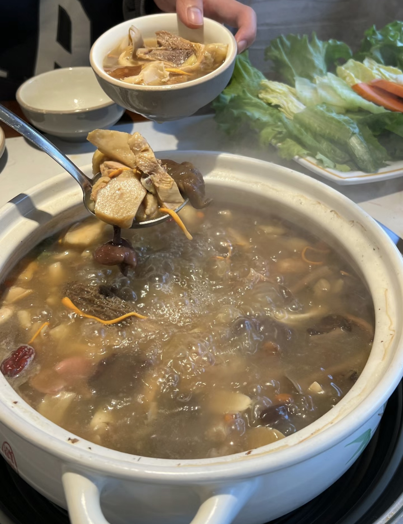 各种各样的鲜美菌子汇聚一锅，在热汤中翻滚 配图3