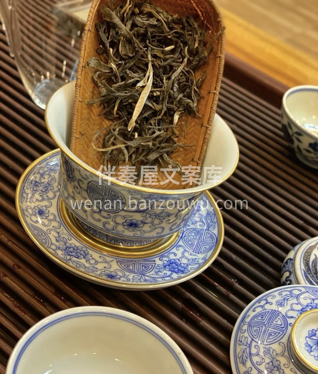 茶能静心，水能清尘，用心品茶，则尘埃不惹 配图1