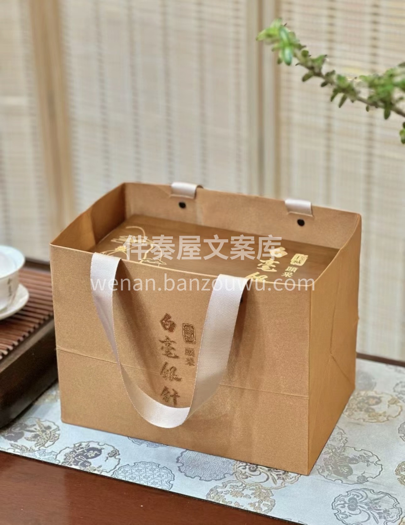 挺直如针的芽头，满披白毫，如银似雪。轻啜 配图3