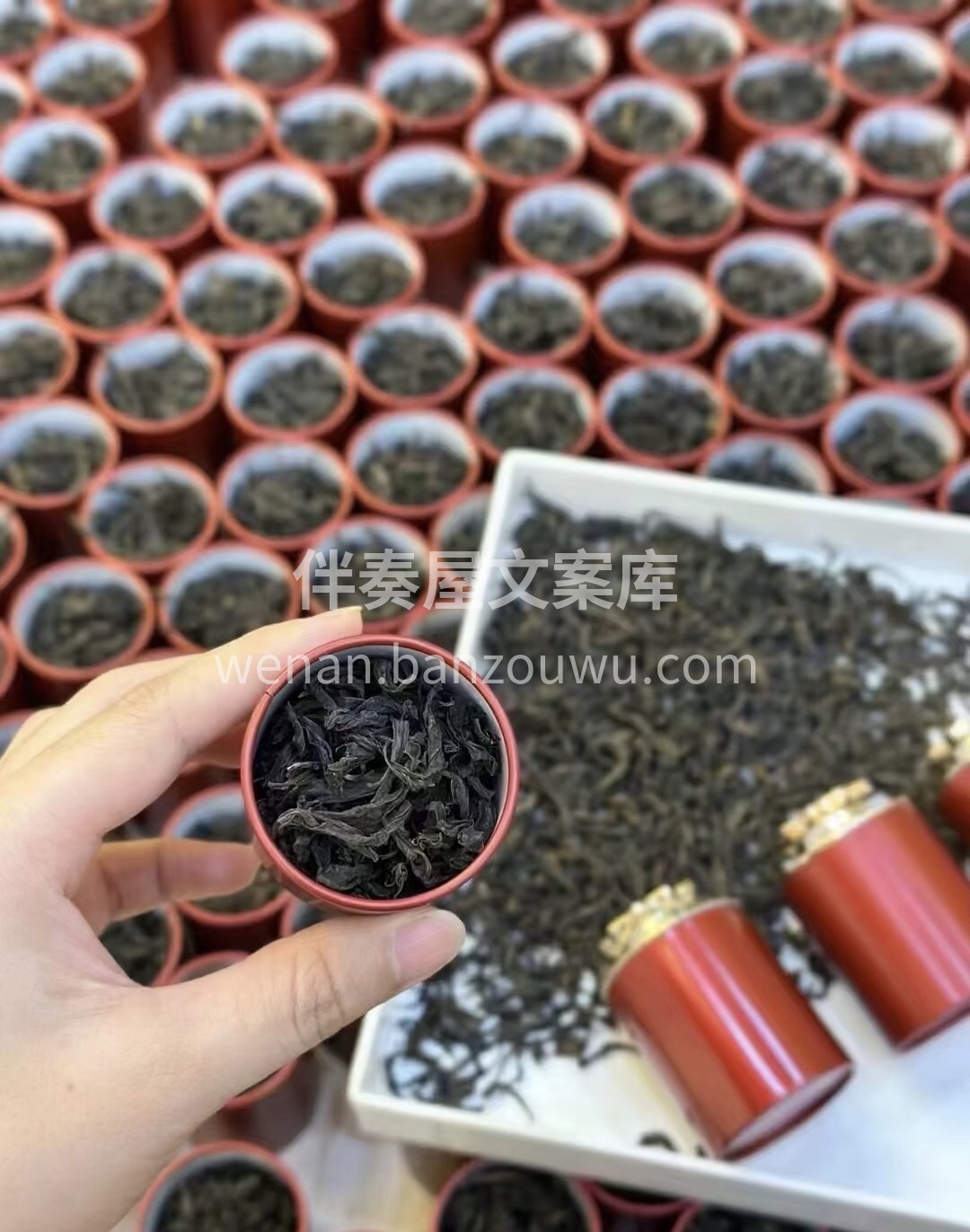 【大红袍】条索乌褐壮实，茶汤花香四溢，入 配图1