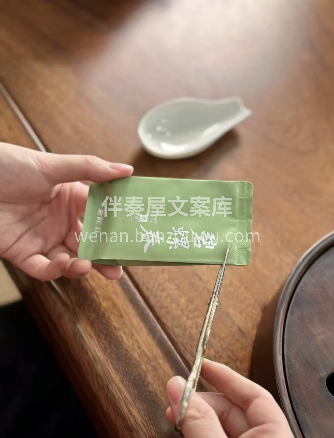 品味碧螺春茶。那卷曲如螺的外形，清新的香 配图2