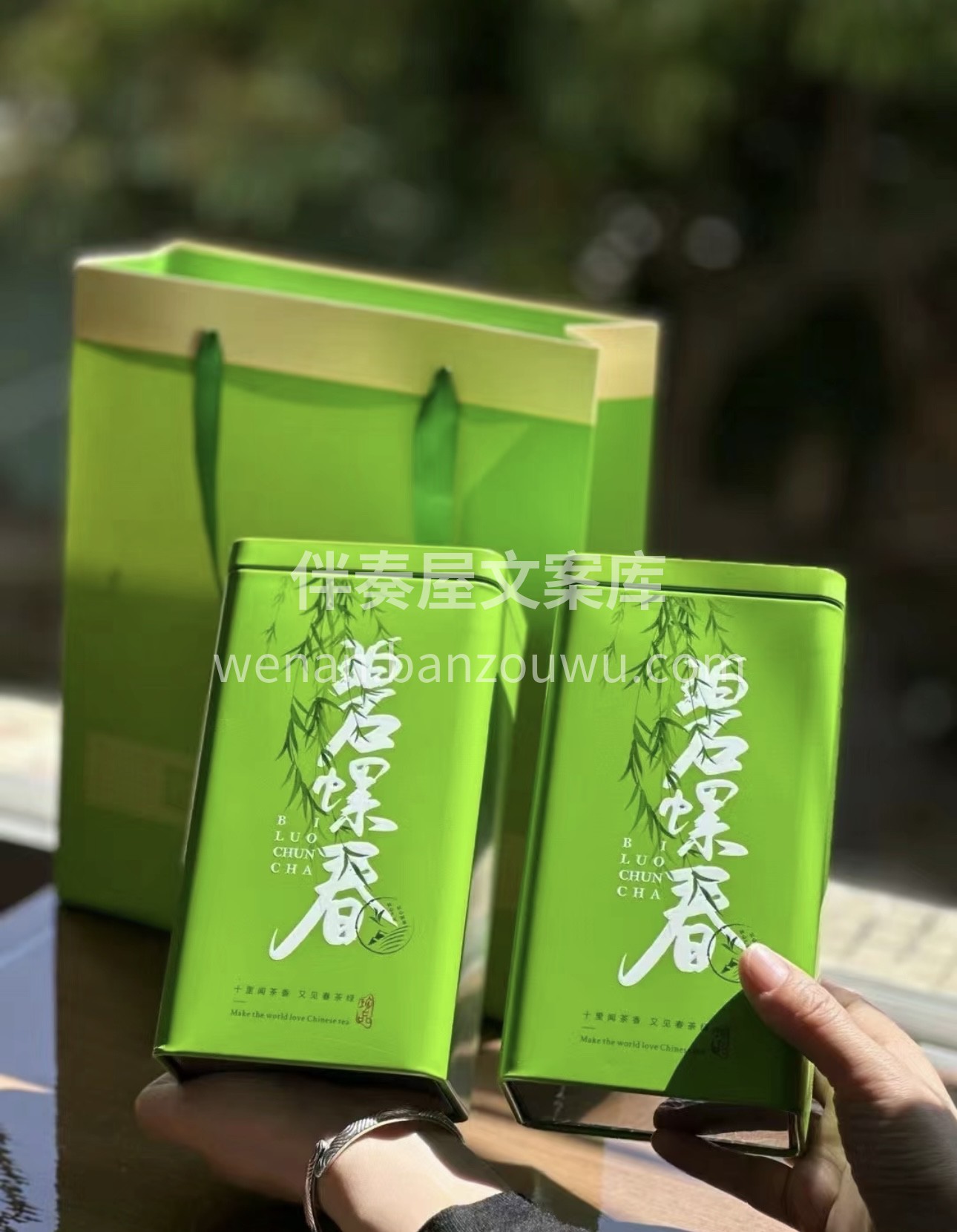 其外形条索纤细，卷曲成螺，满身披毫，银绿 配图2