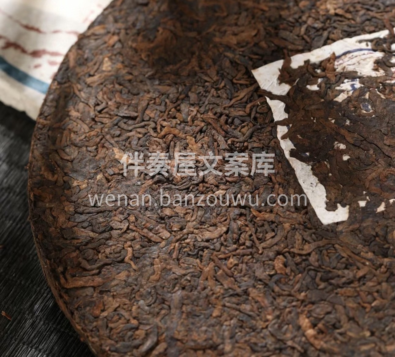  采用明前布朗山古树茶为原料，经传统工 配图1