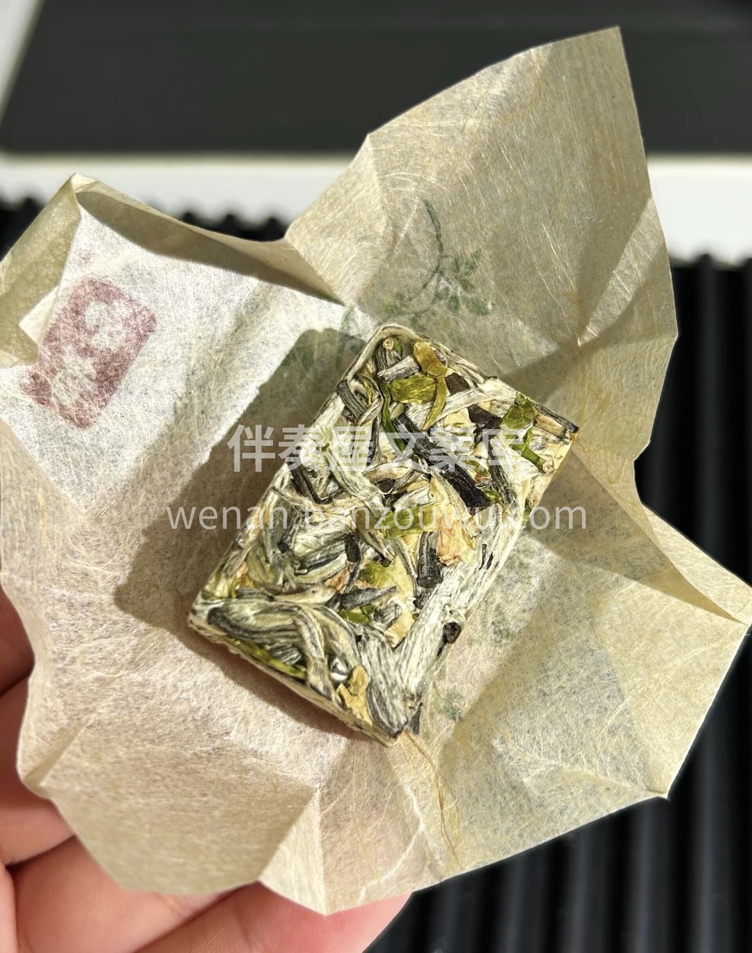 一杯茉莉花茶，吹开茶叶，细细品味，一股淡 配图2