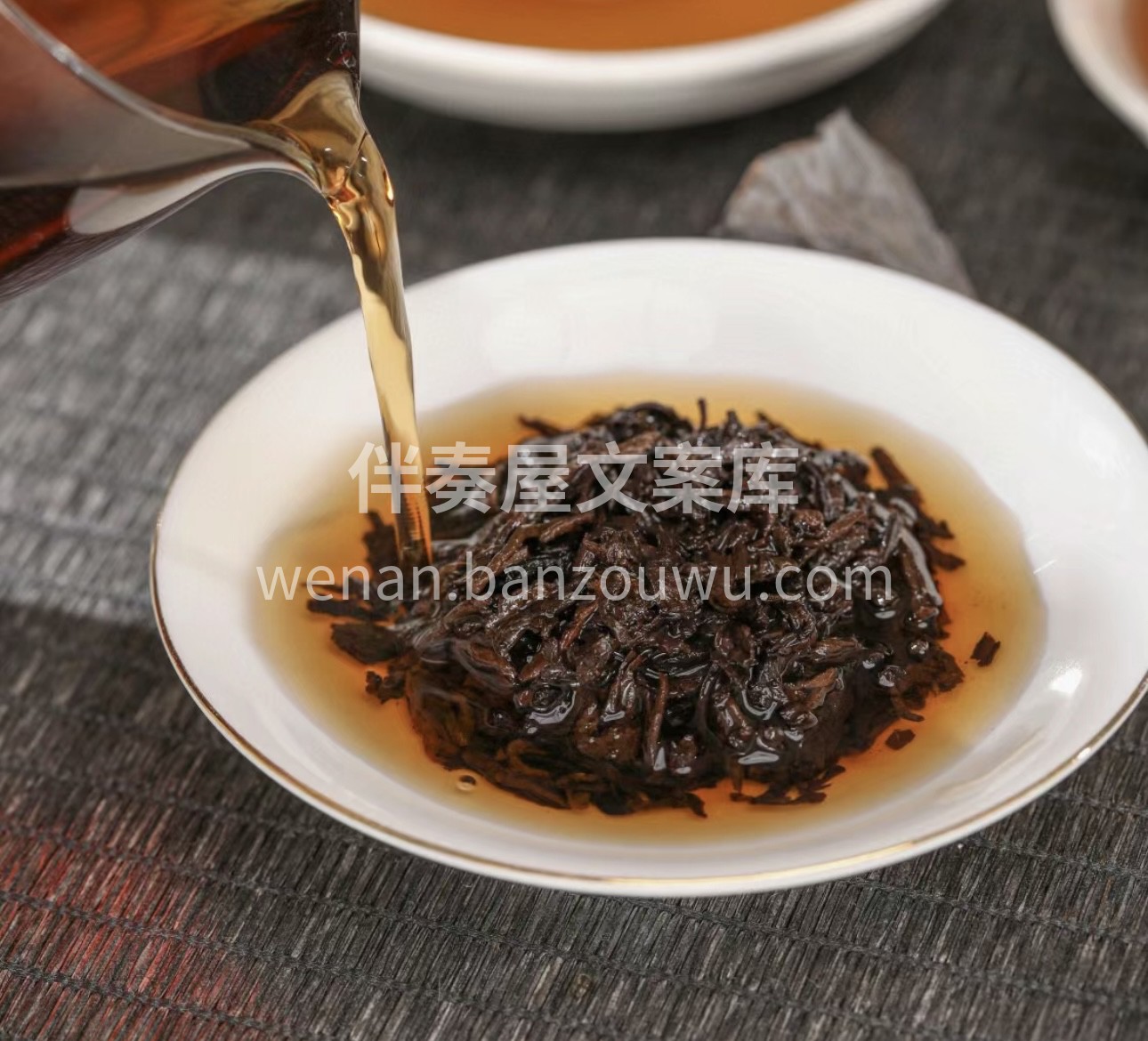  采用明前布朗山古树茶为原料，经传统工 配图2