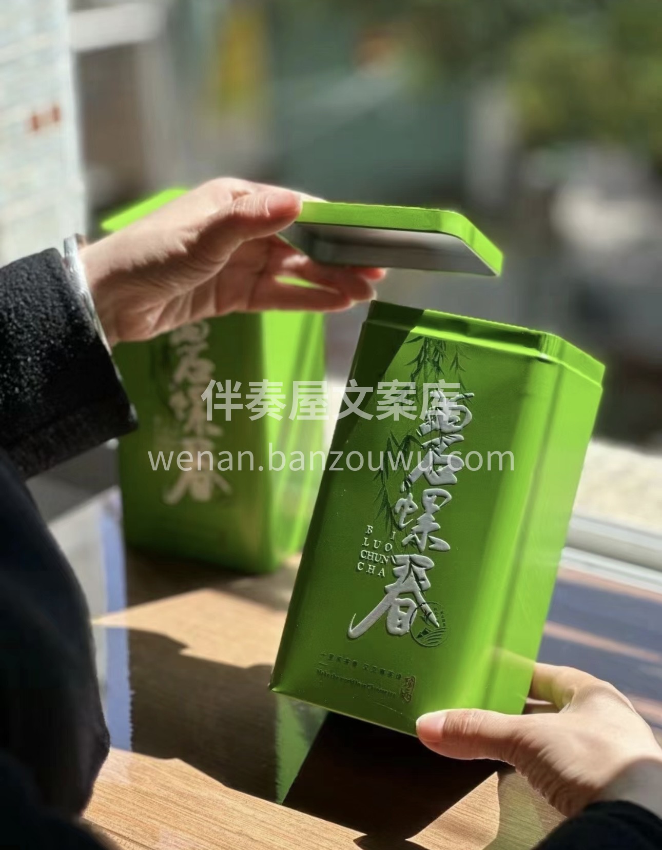 其外形条索纤细，卷曲成螺，满身披毫，银绿 配图3