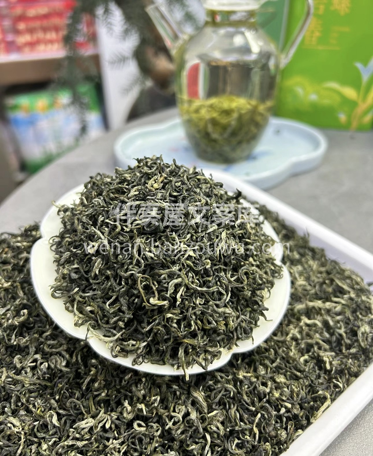 碧螺春的特点十分鲜明，其外形条索纤细，茸 配图1