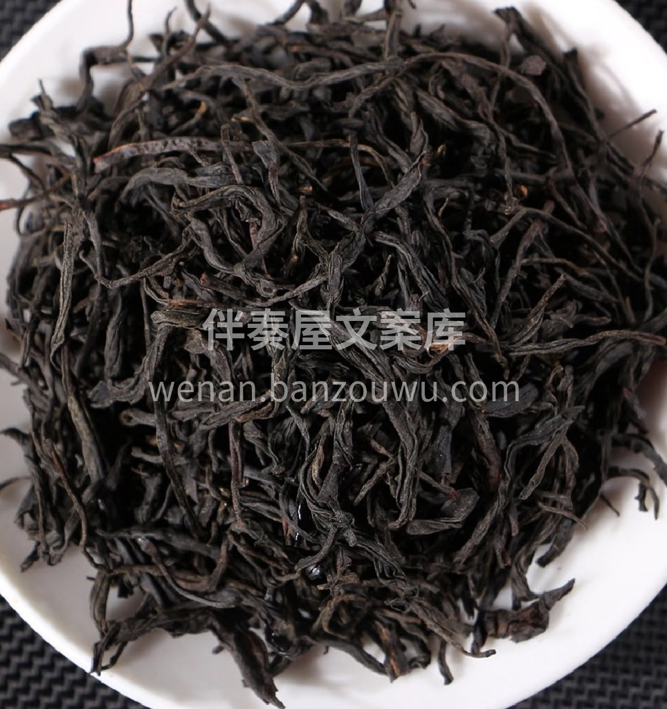 甄选桐木关核心产区春茶鲜叶，古法松柴熏制 配图1