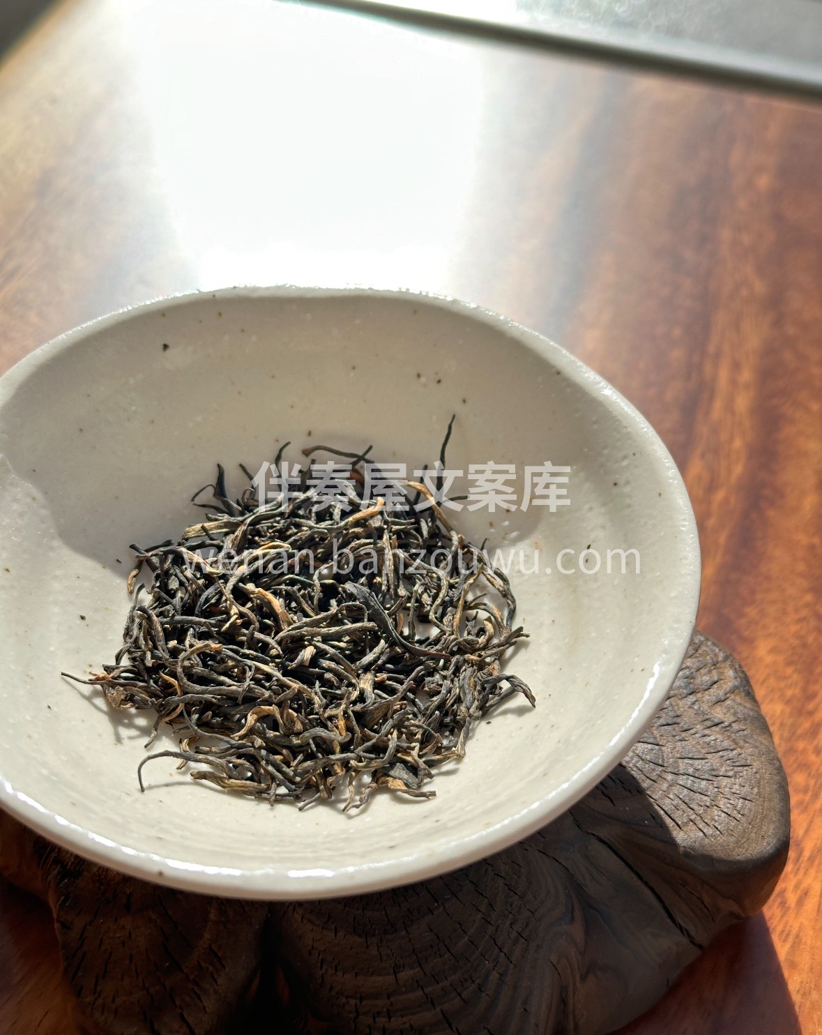 金骏眉甄选武夷单芽精制，干茶金黑相间。汤 配图1
