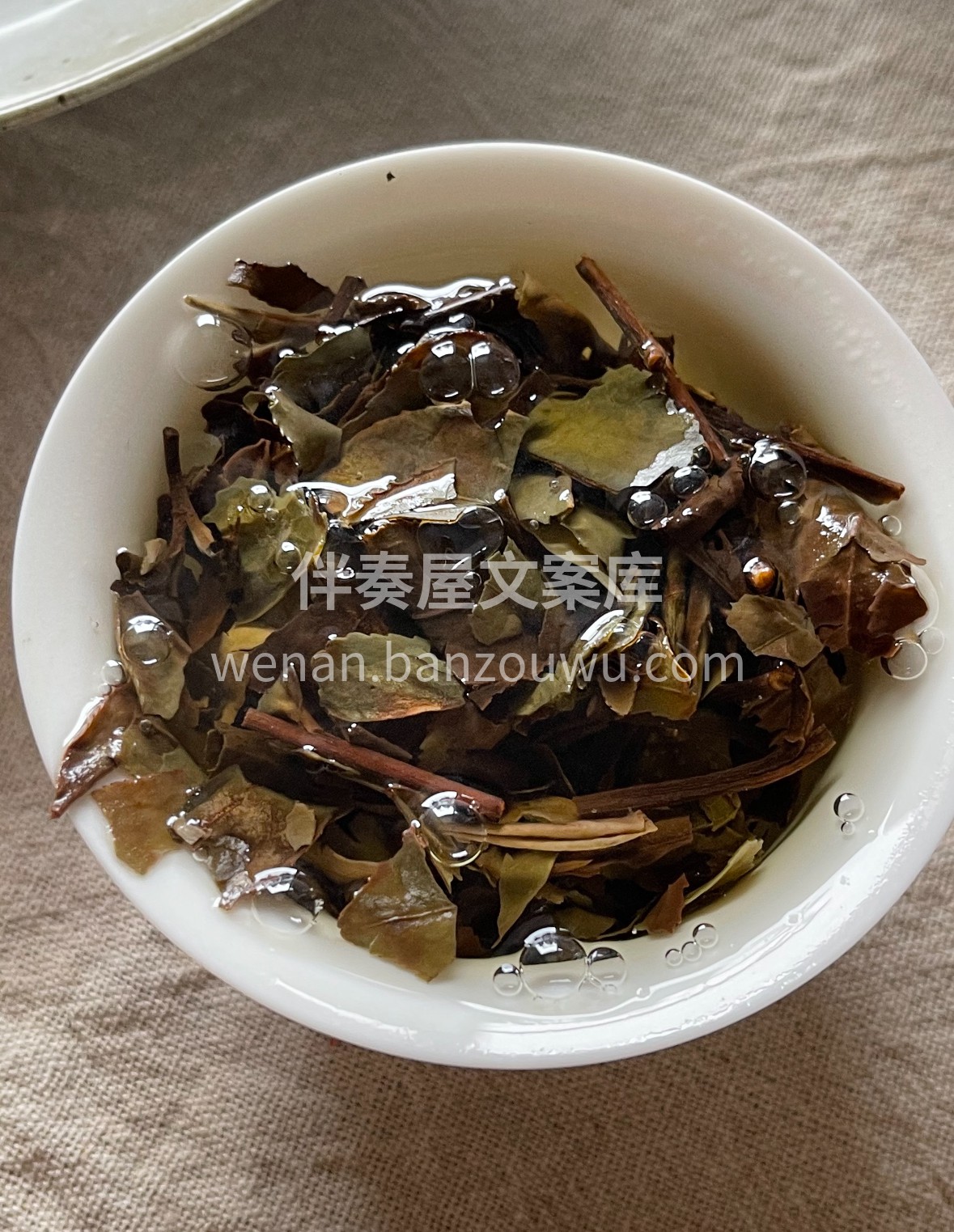 秋寿眉蜷着蜜香，白毫裹着老茶韵。沸水润叶 配图2