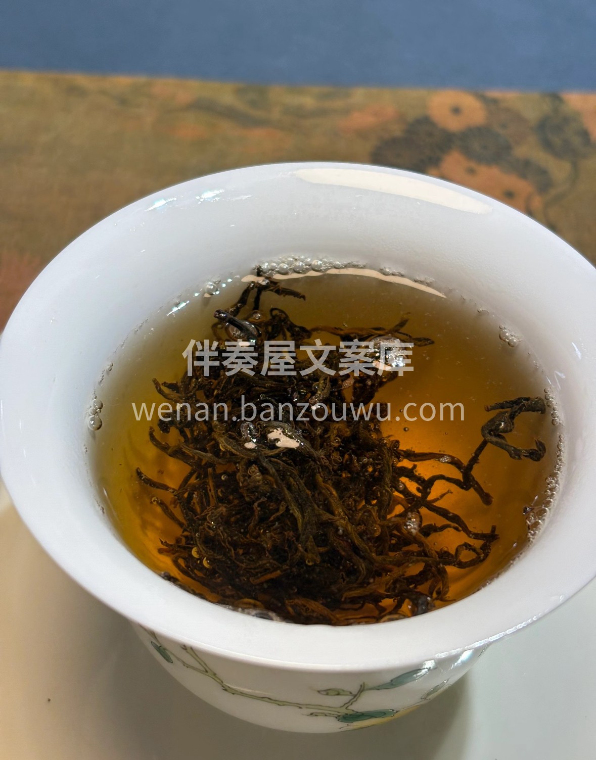 晨露浸润千年古茶树，指尖捻起琥珀色茶汤。 配图2