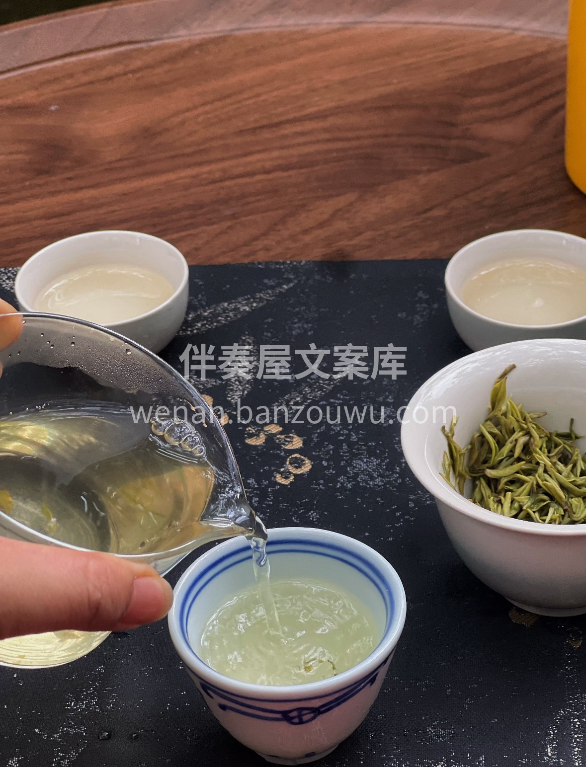 晨摘蒙顶云雾芽，一芽一叶裹清嘉。沸水注入 配图2