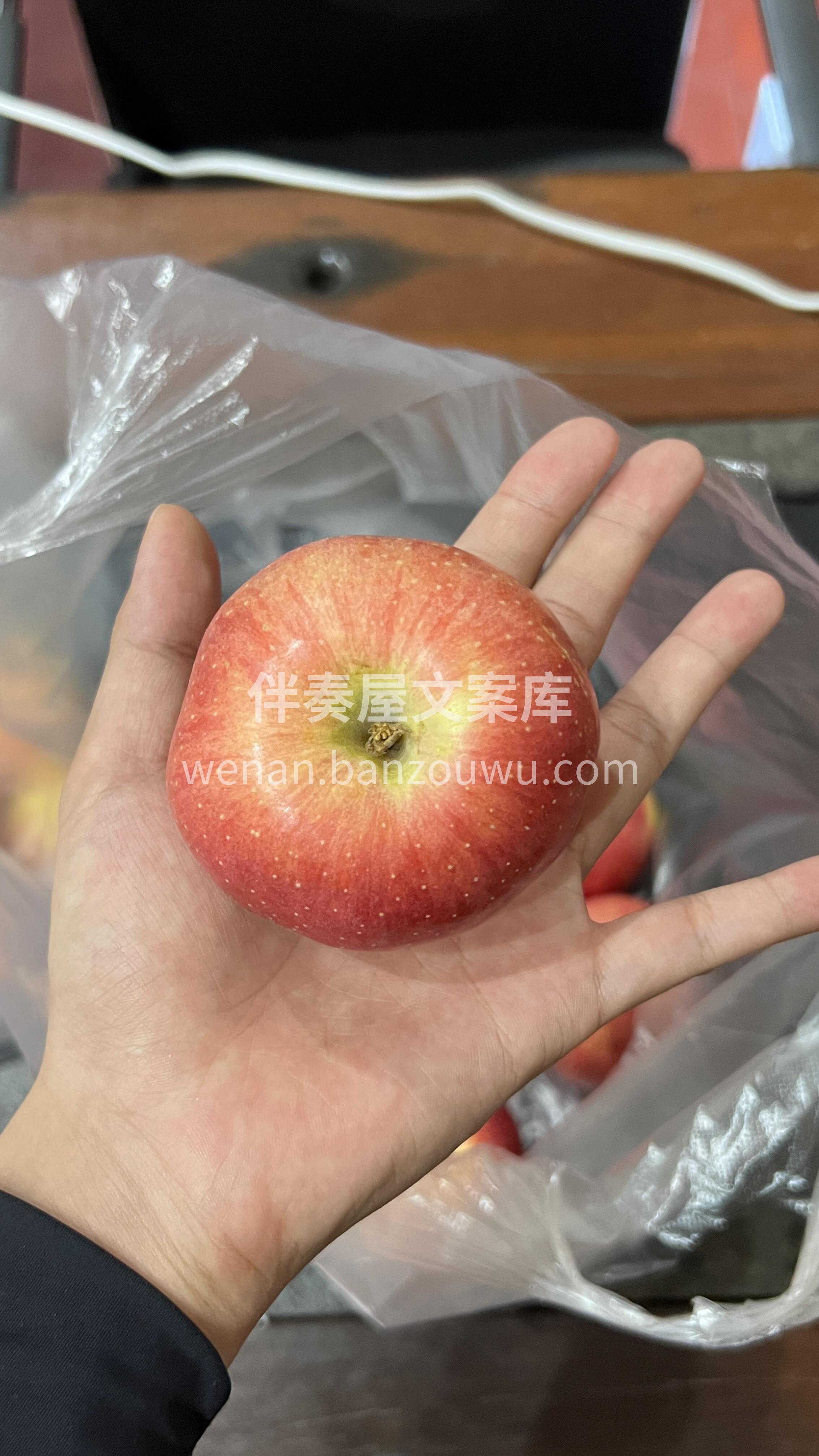 🍎嘎啦苹果清脆爽口！ 果肉多汁，酸甜平衡 配图1