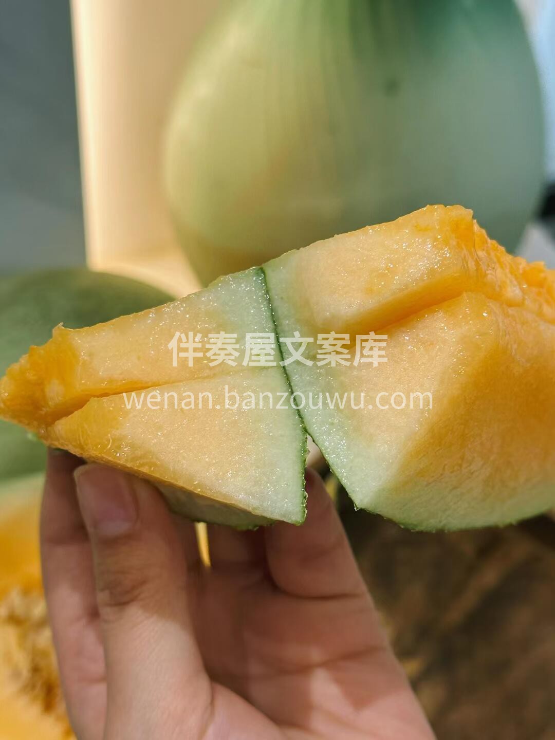 橙黄色的果肉映入眼帘，涓涓的汁水包裹着金 配图1
