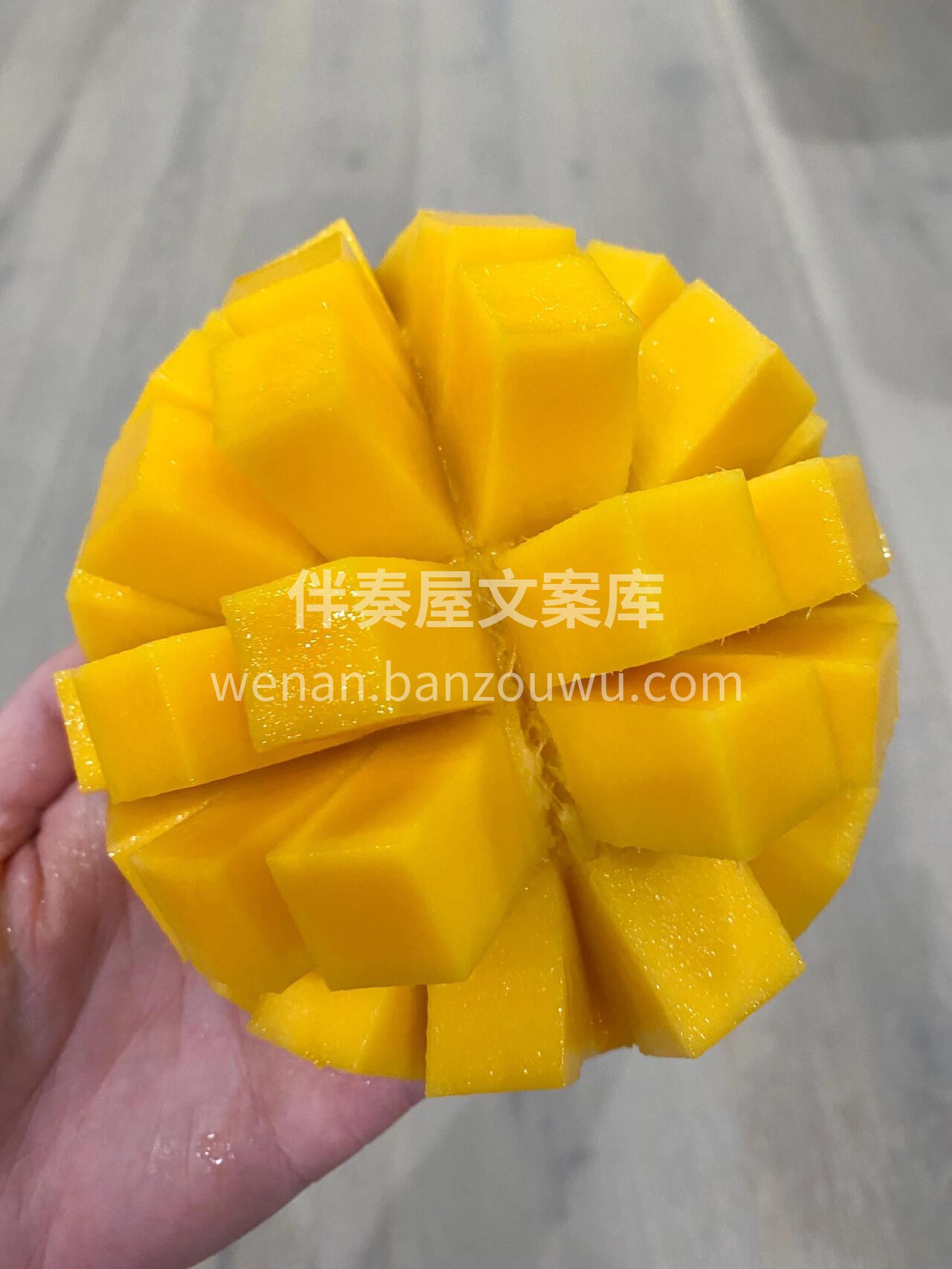 染上了阳光的色泽🔅 一口咬下，汁水四溢💦 配图2