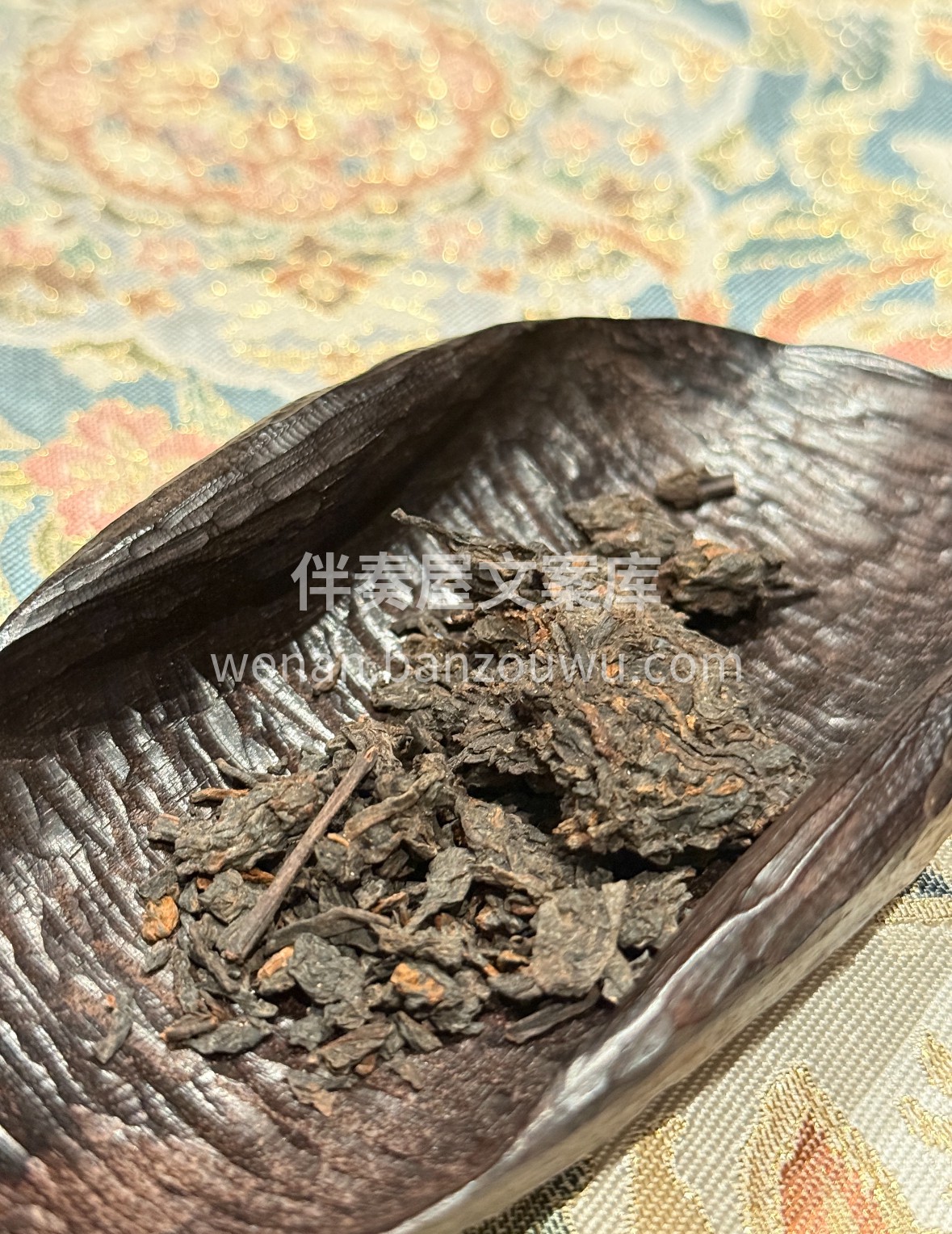案头煮一壶六堡黑茶，陈香漫过窗棂。茶汤红 配图1