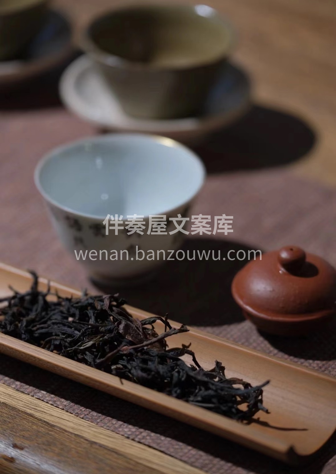 炭火慢焙出焦香，炭烤乌龙藏温柔。茶汤琥珀 配图1