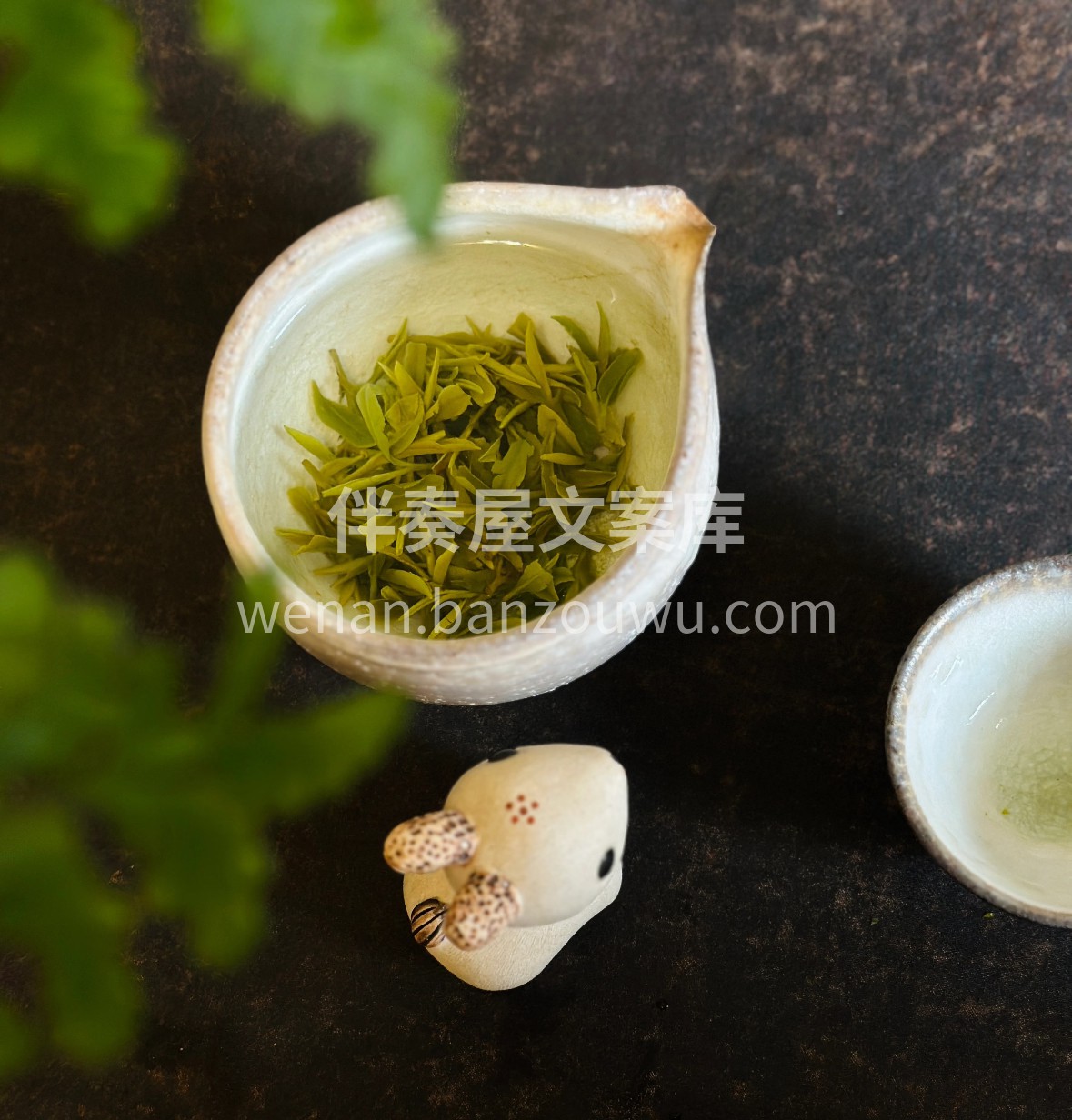 春水煎茶，茶烟轻扬。明前西湖龙井携雨雾而 配图2