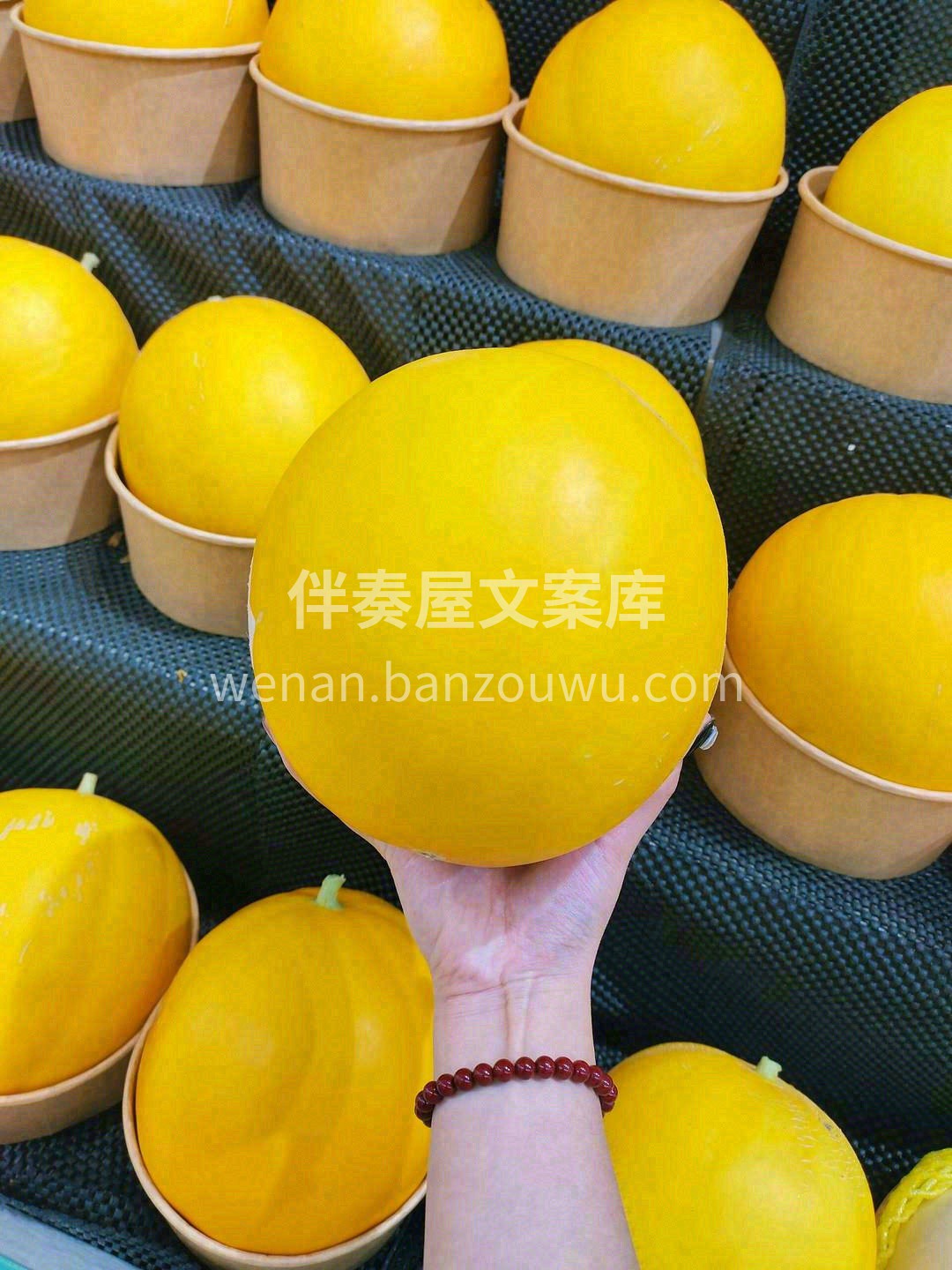 拿在手里🤲，金黄浑圆🍈 凑近一闻，一股甜 配图3