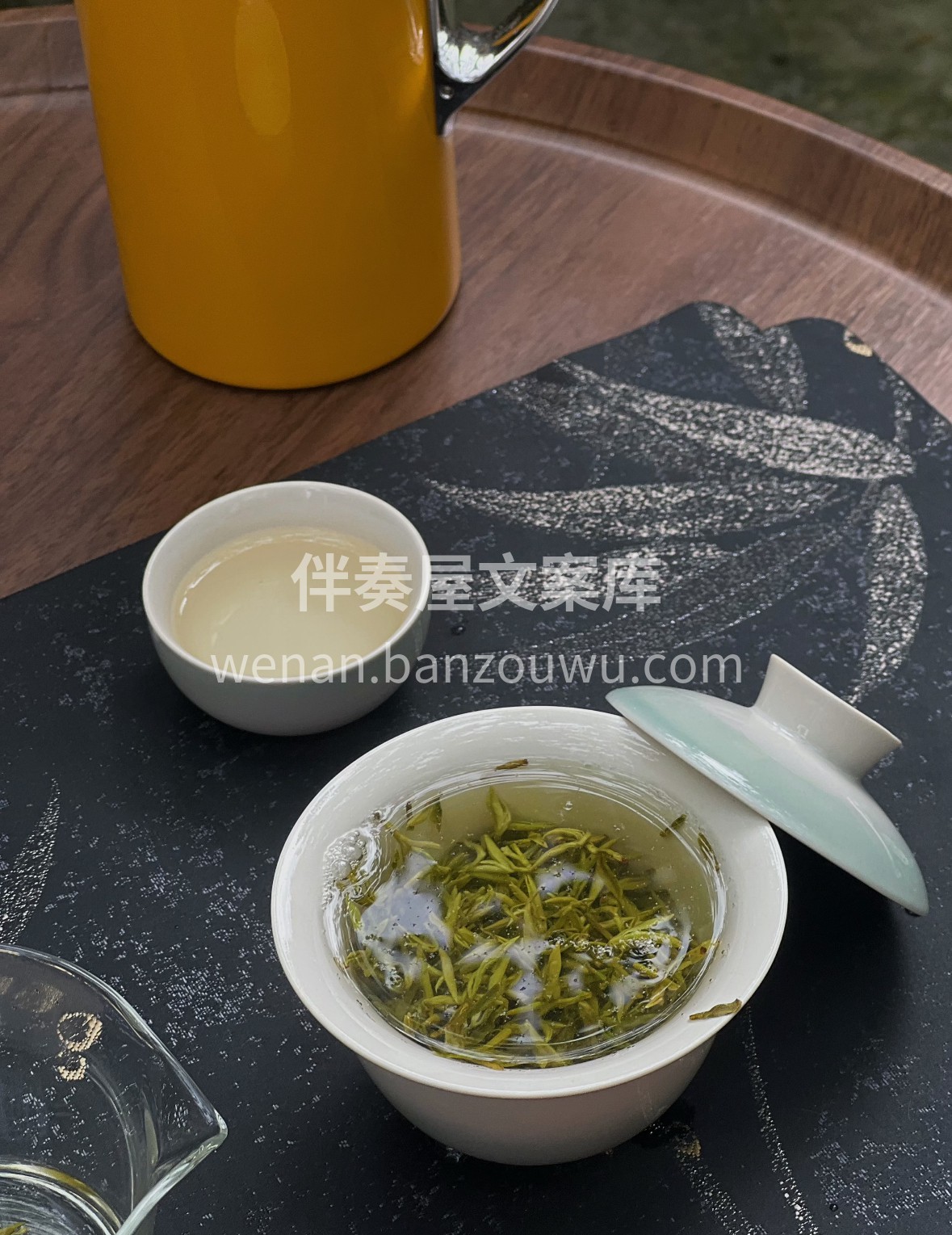 晨摘蒙顶云雾芽，一芽一叶裹清嘉。沸水注入 配图1