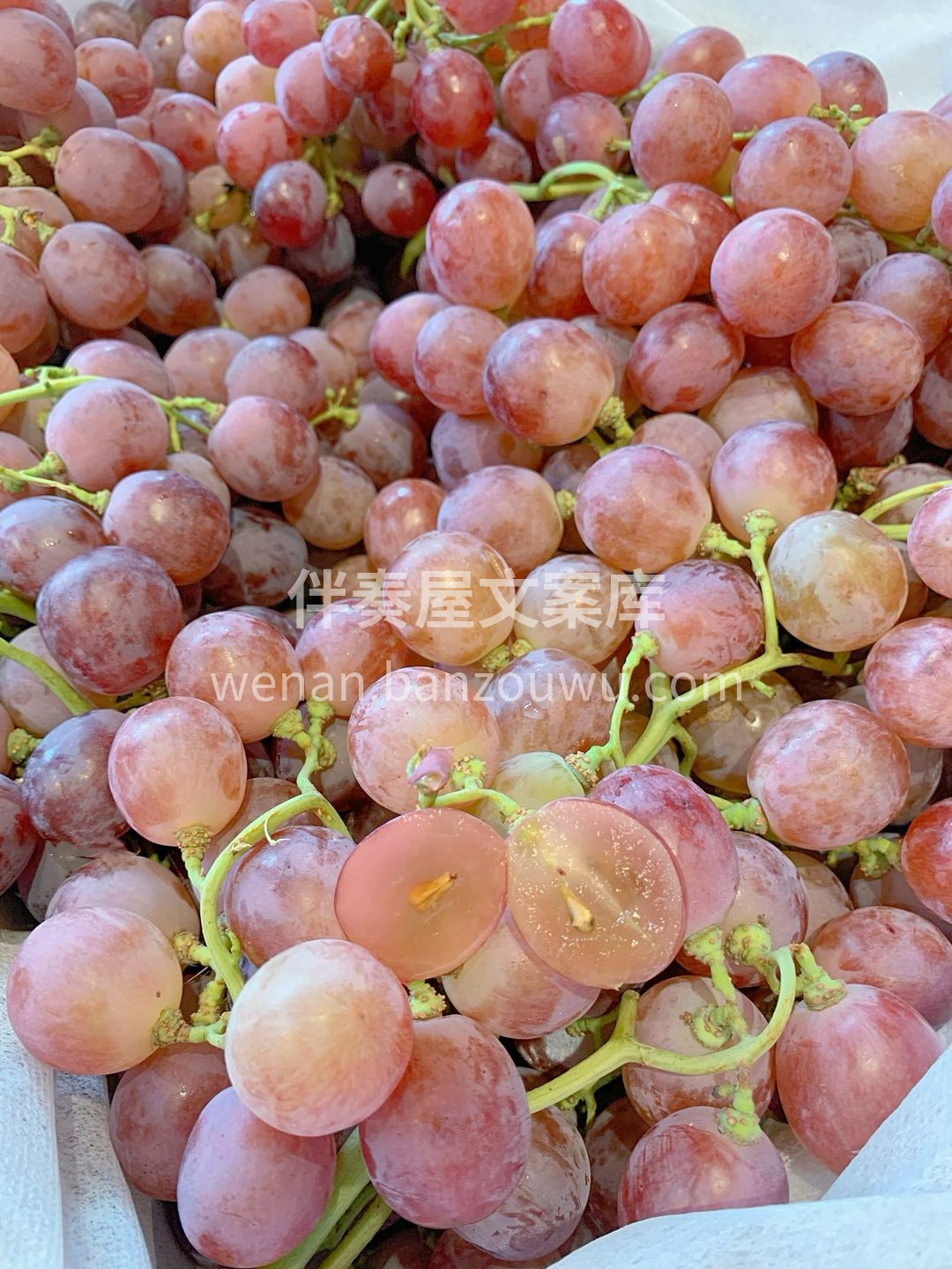 🍇每一颗红提都裹着厚厚的一层白色果粉，  配图2