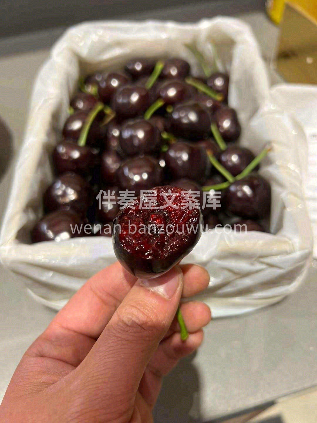 深红色的外皮在灯光?️下闪着金属质感的光 配图2