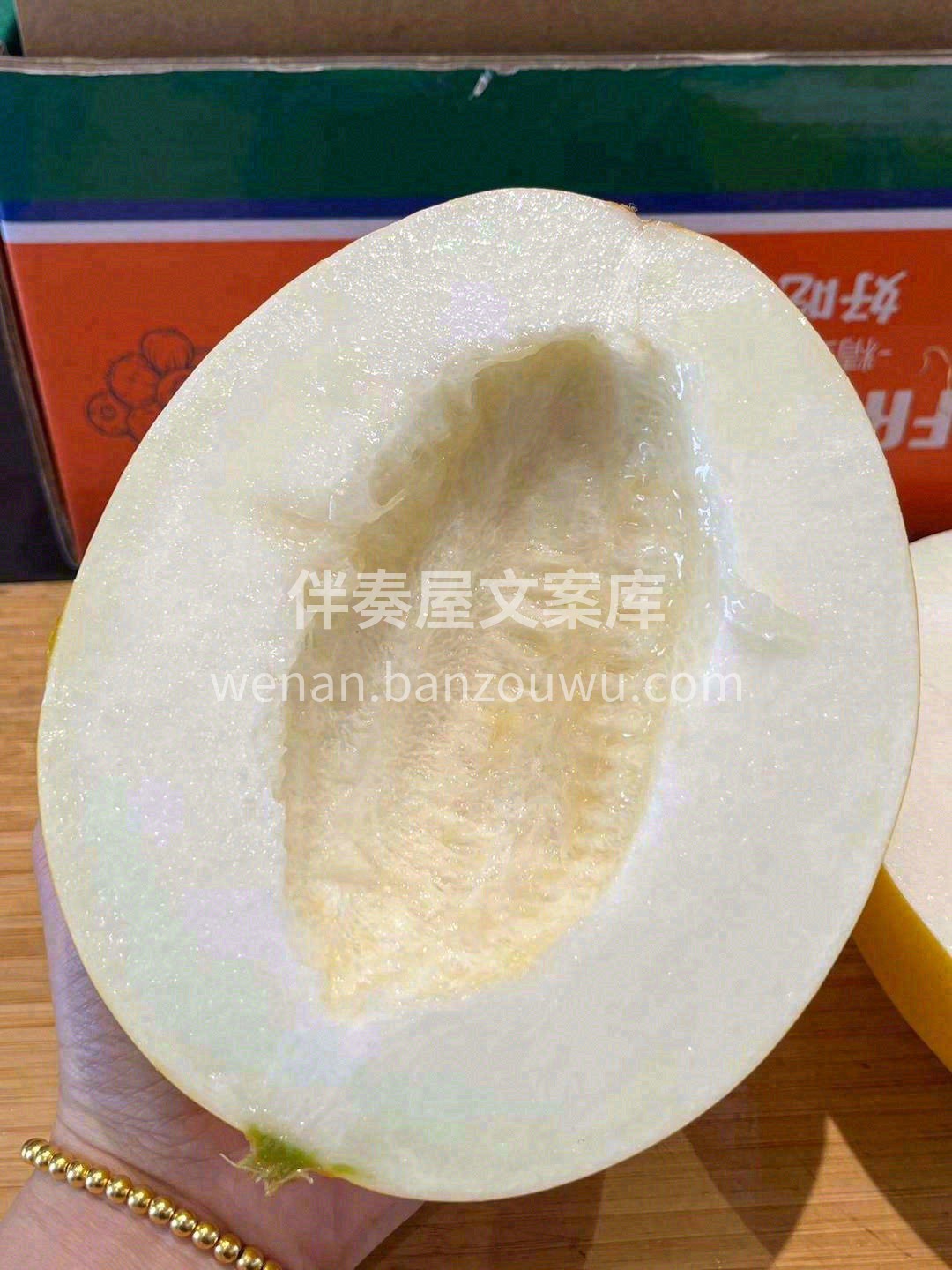 拿在手里🤲，金黄浑圆🍈 凑近一闻，一股甜 配图2