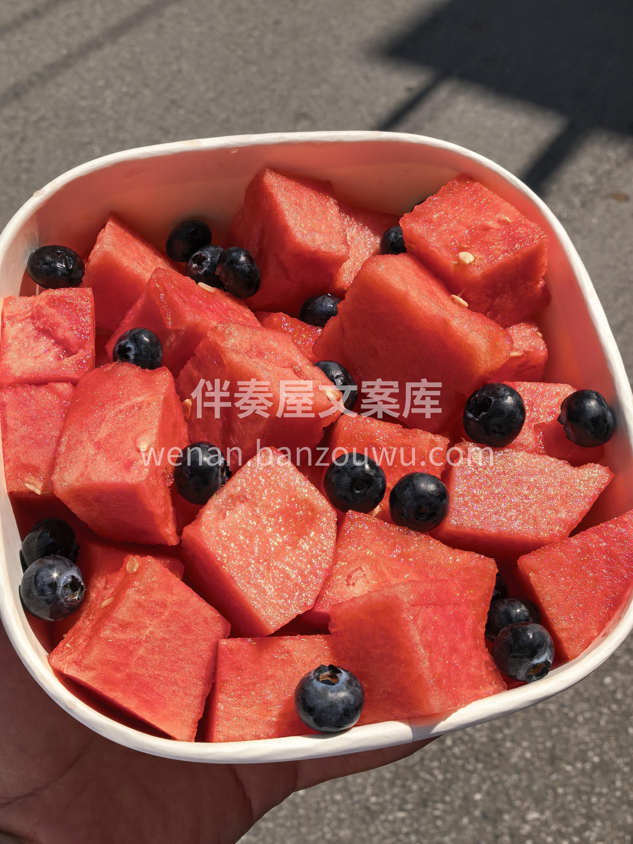 🍉 果切新鲜出炉！ 五颜六色的像彩虹～🌈 每块都水灵灵💦咬一 配图4