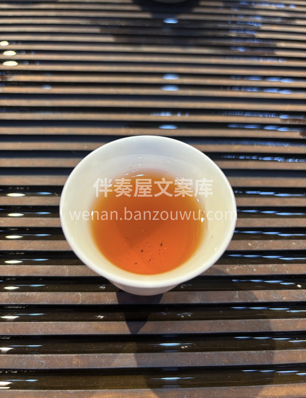 岩骨的厚重，藏在这抹深褐里。 黑乌龙，经 配图3