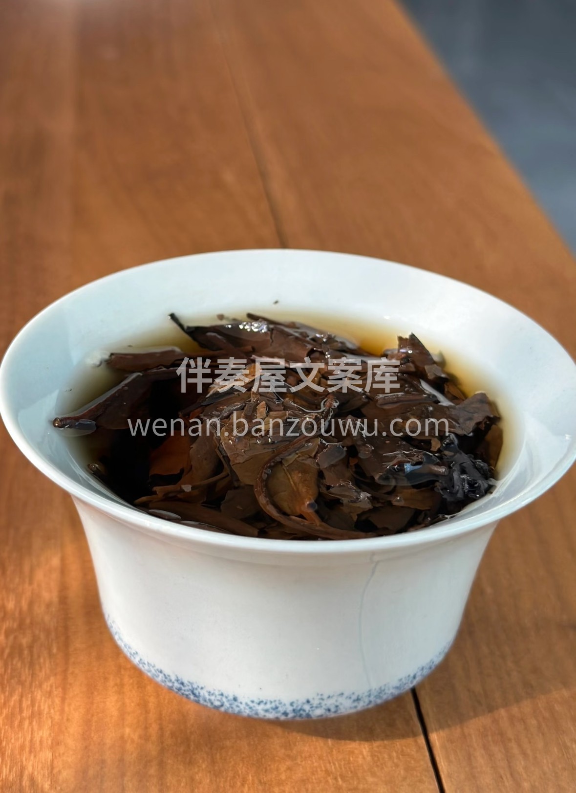 普洱山头鲜叶为料，循白茶萎凋干燥工艺。干 配图2