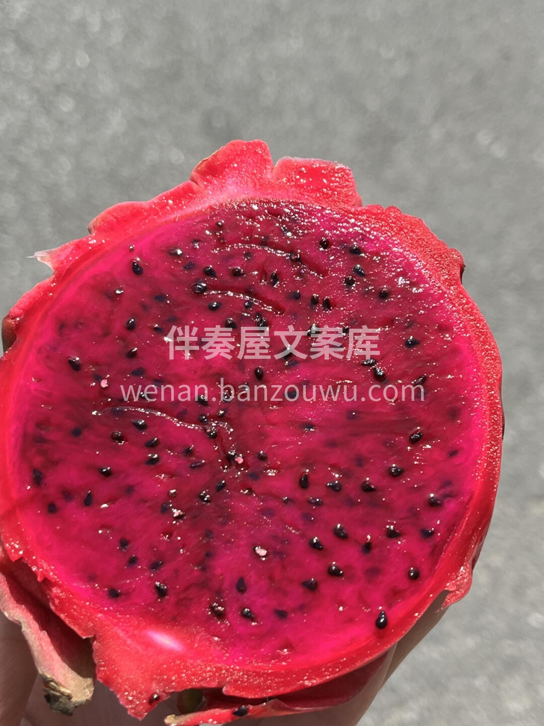 红心火龙果🔥 ✅剥开皮后的果肉软嫩嫩的， 配图3