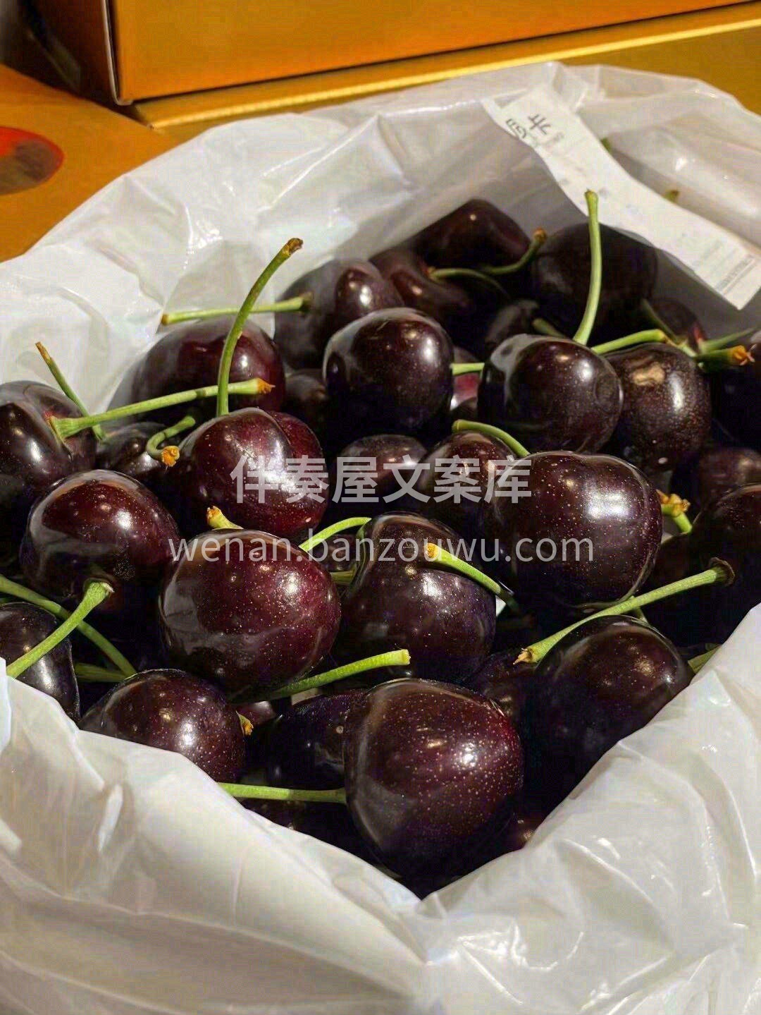 深红色的外皮在灯光?️下闪着金属质感的光 配图1