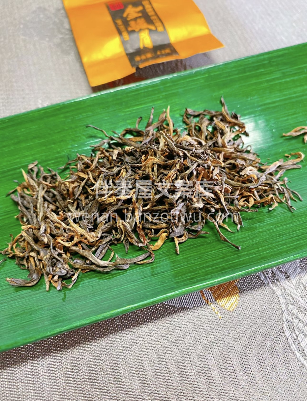 金骏眉，茶中珍品，外形细小如眉。其汤金黄 配图1