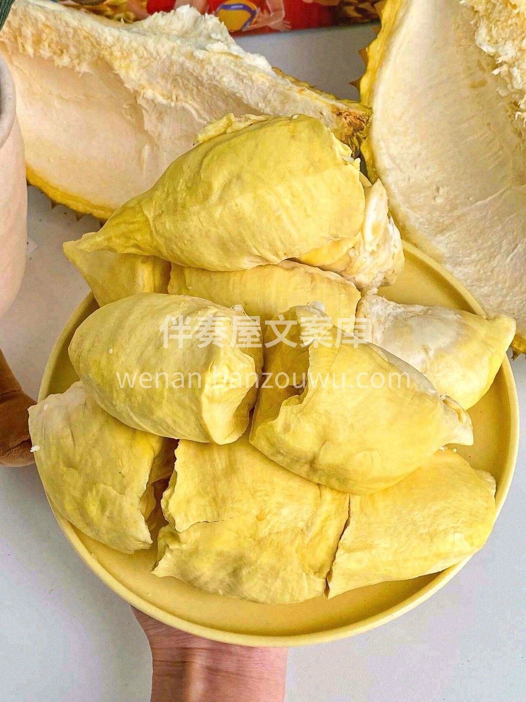 掰开榴莲的那一瞬间，淡黄色的饱满果肉露出 配图2