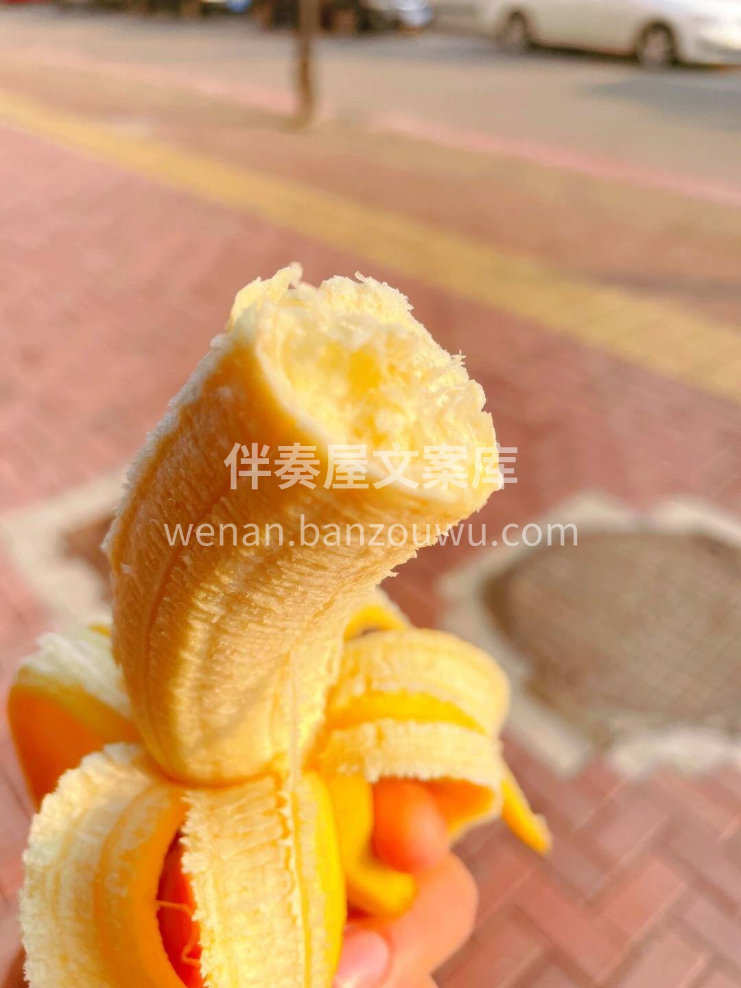 扒去外衣，毫无瑕疵的果肉呈现在眼前💋 咬 配图1