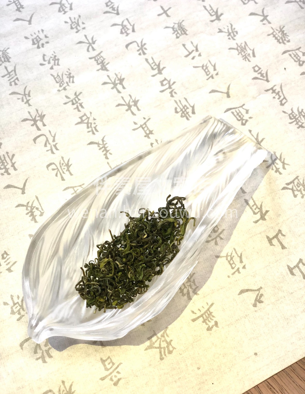 🌿 崂山云雾润鲜芽，春露揉捻出清嘉。黄绿 配图1
