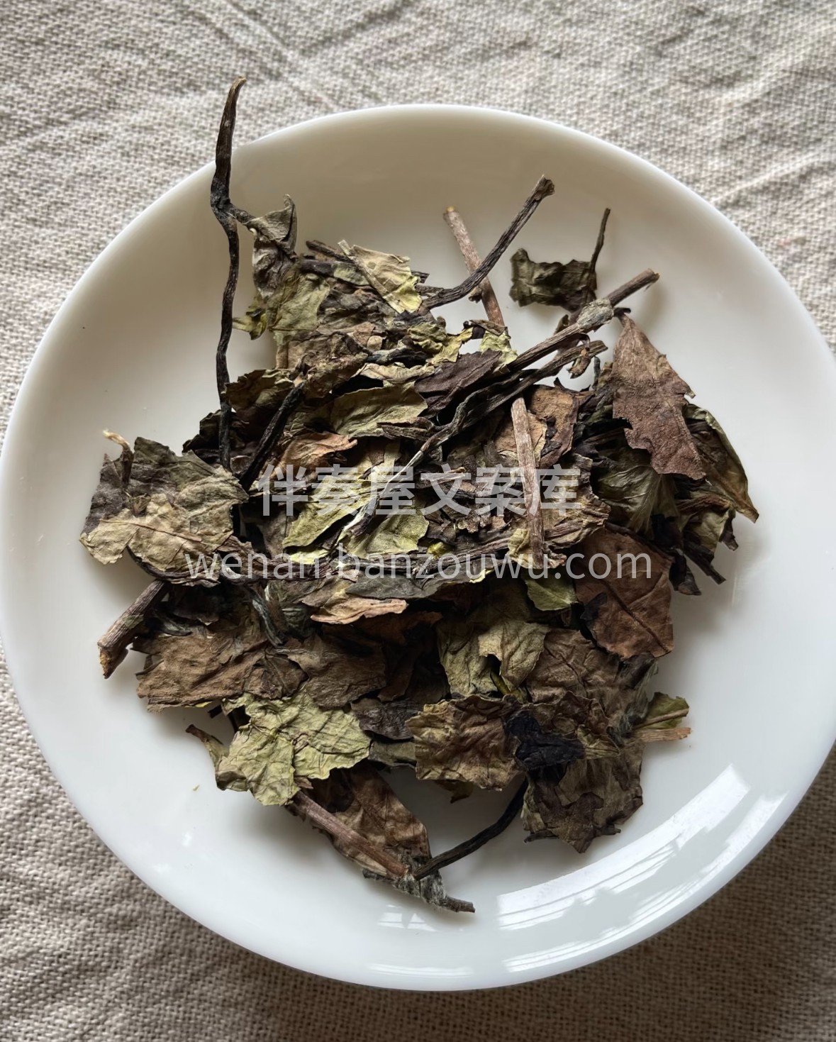 秋寿眉蜷着蜜香，白毫裹着老茶韵。沸水润叶 配图1