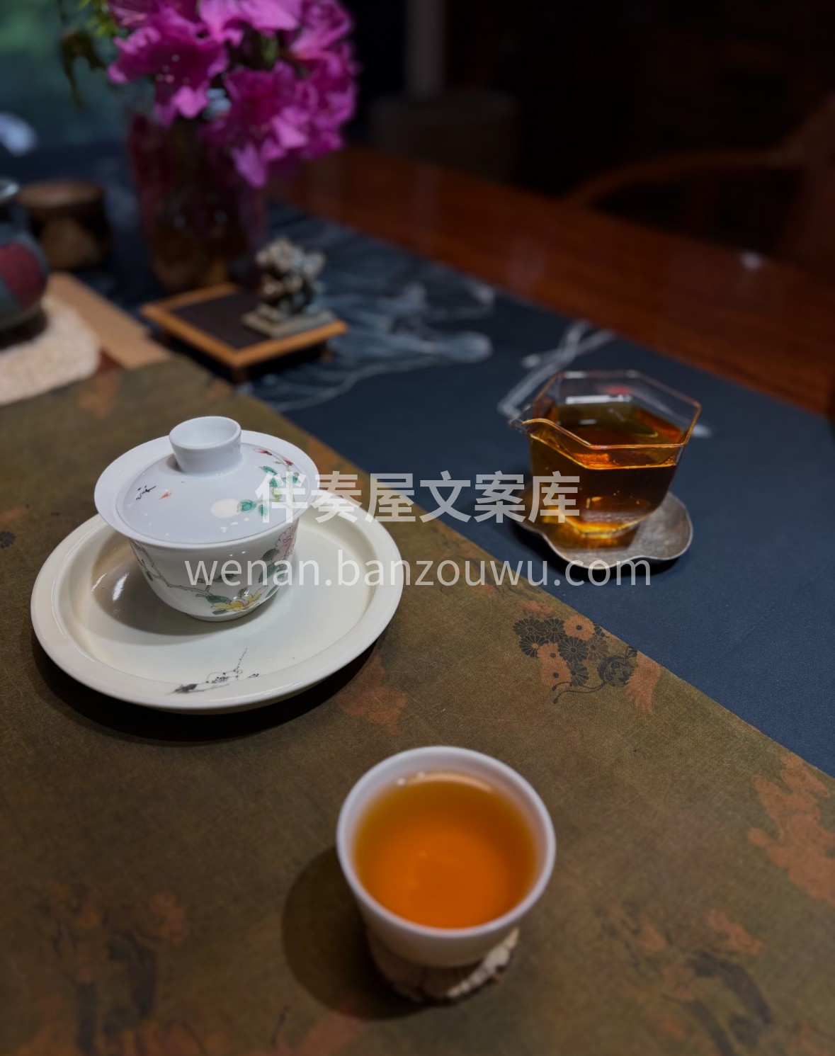 晨露浸润千年古茶树，指尖捻起琥珀色茶汤。 配图3