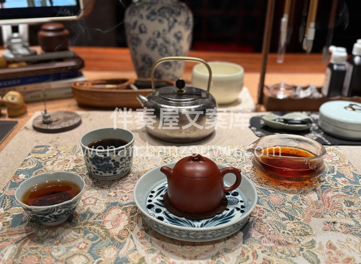 案头煮一壶六堡黑茶，陈香漫过窗棂。茶汤红 配图2