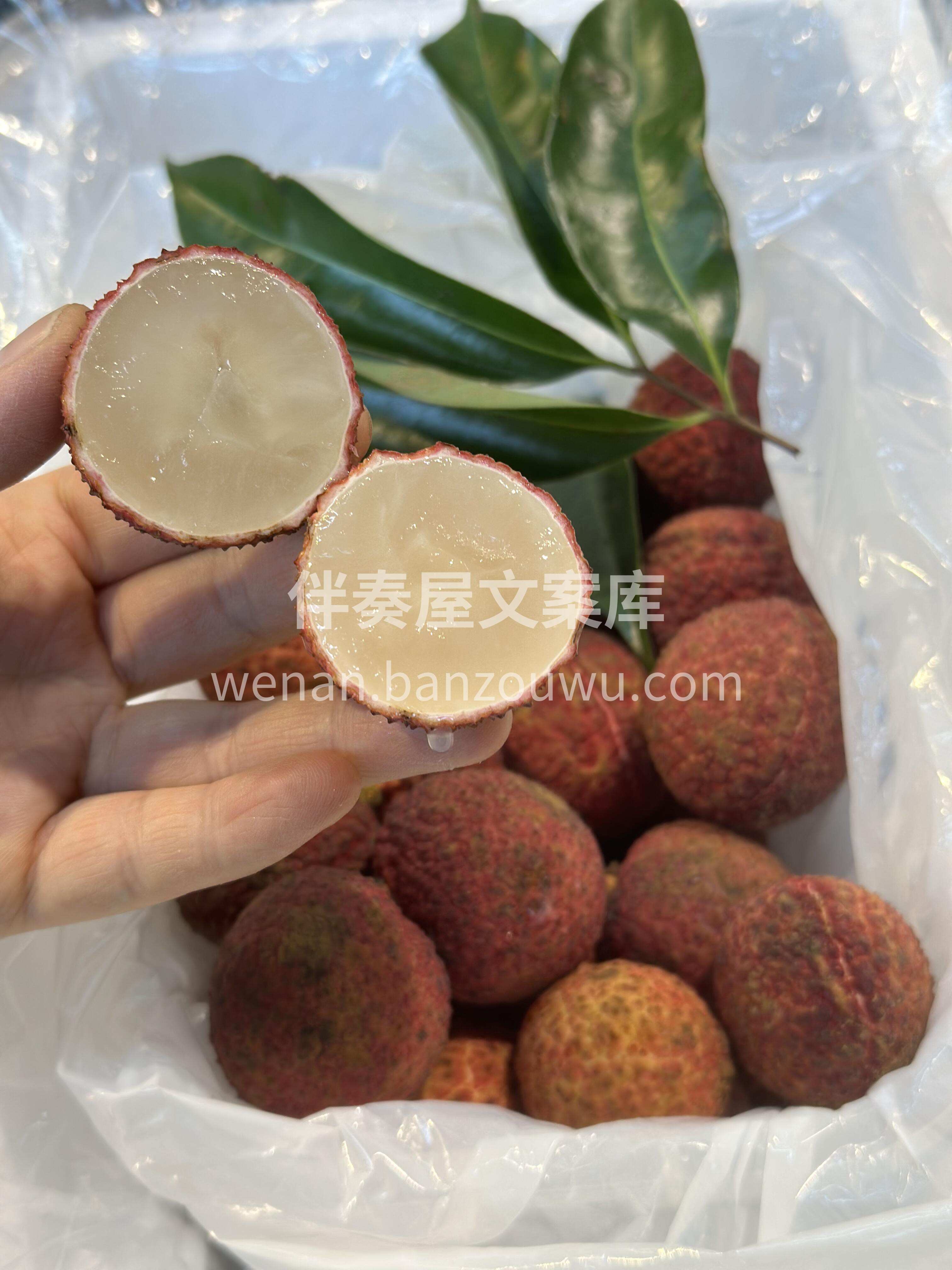 尝遍千万果 ，独爱荔枝甜😋 吃在嘴里 ， 配图1