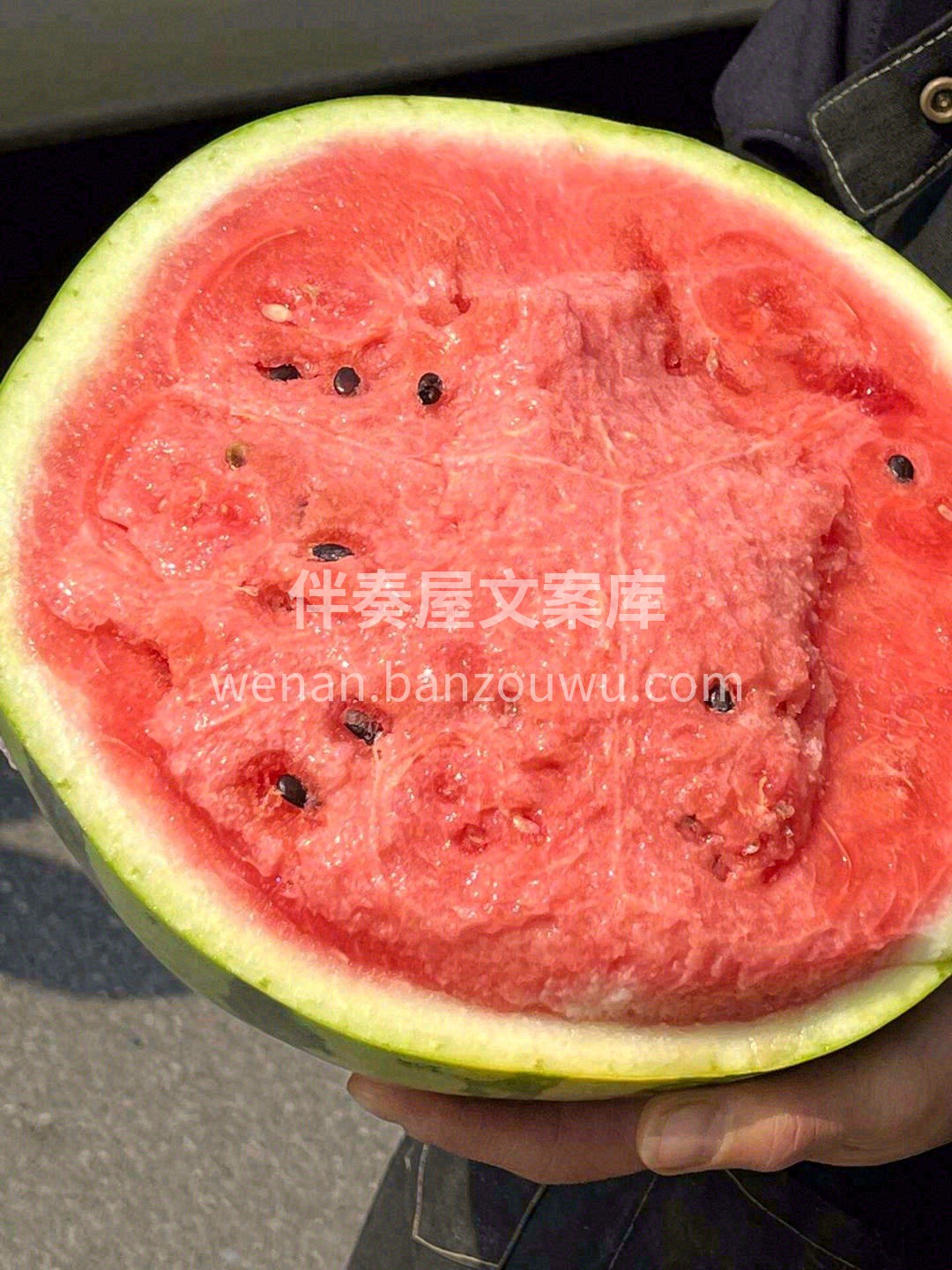 一个皮绿瓤红的西瓜🍉 “咔嚓咔嚓”切开⚡ 配图1