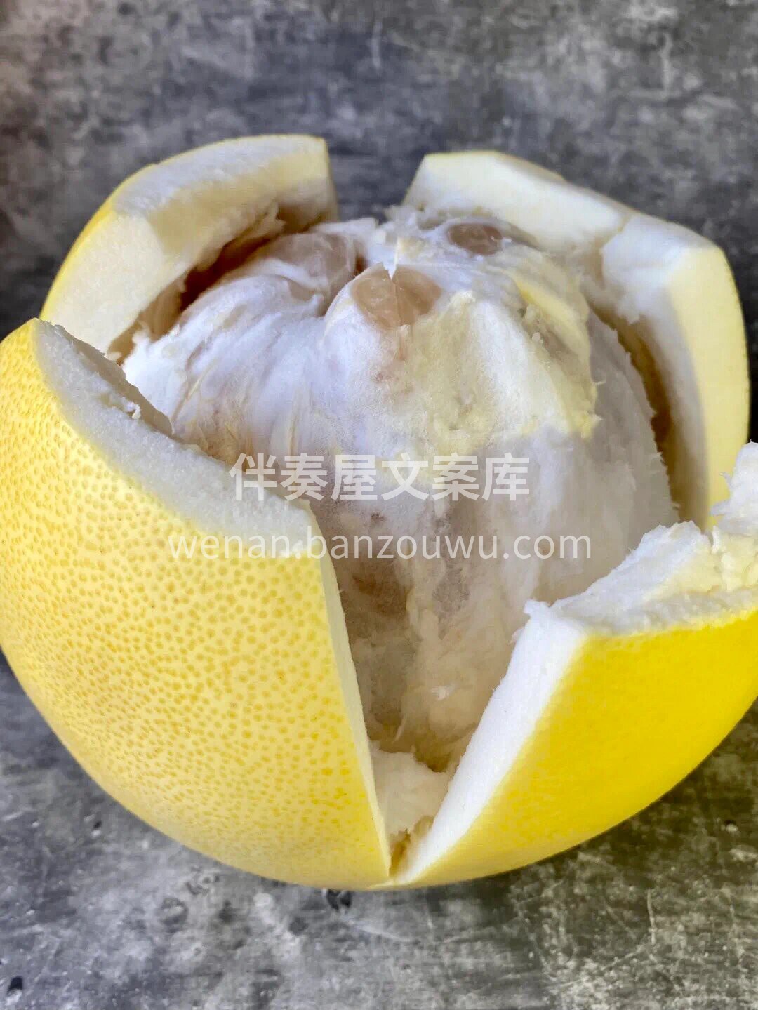 轻轻掰下一块咬一口😋，只觉得肉质柔软，颗 配图3