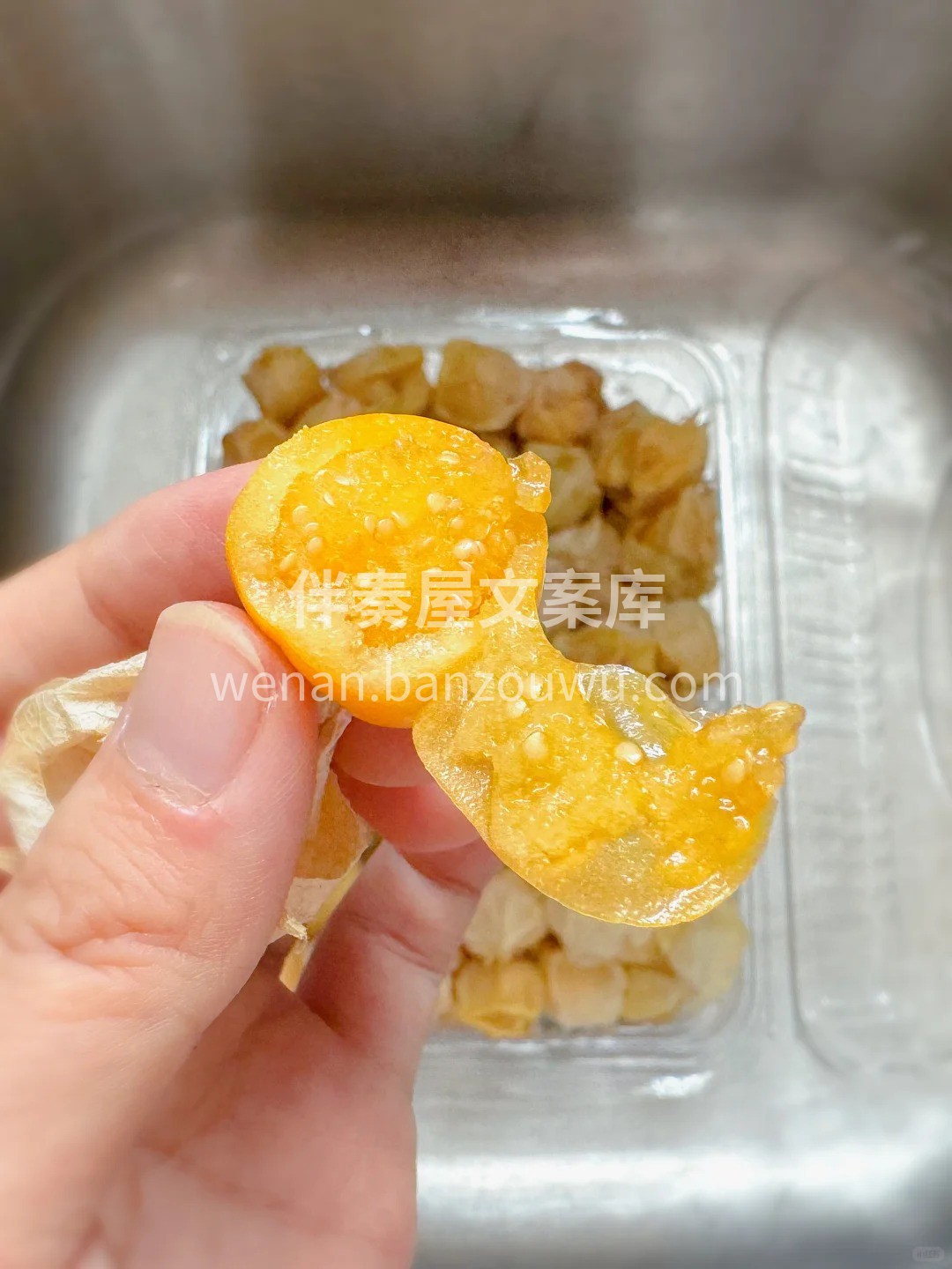在美丽的秋天🍂 姑娘果像一个个披着淡金色 配图1