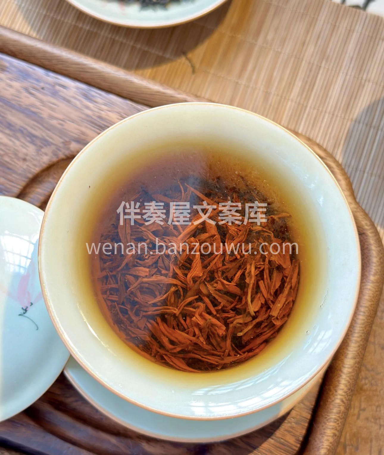 初见祁门红茶，那紧致的条索，乌润的色泽， 配图1